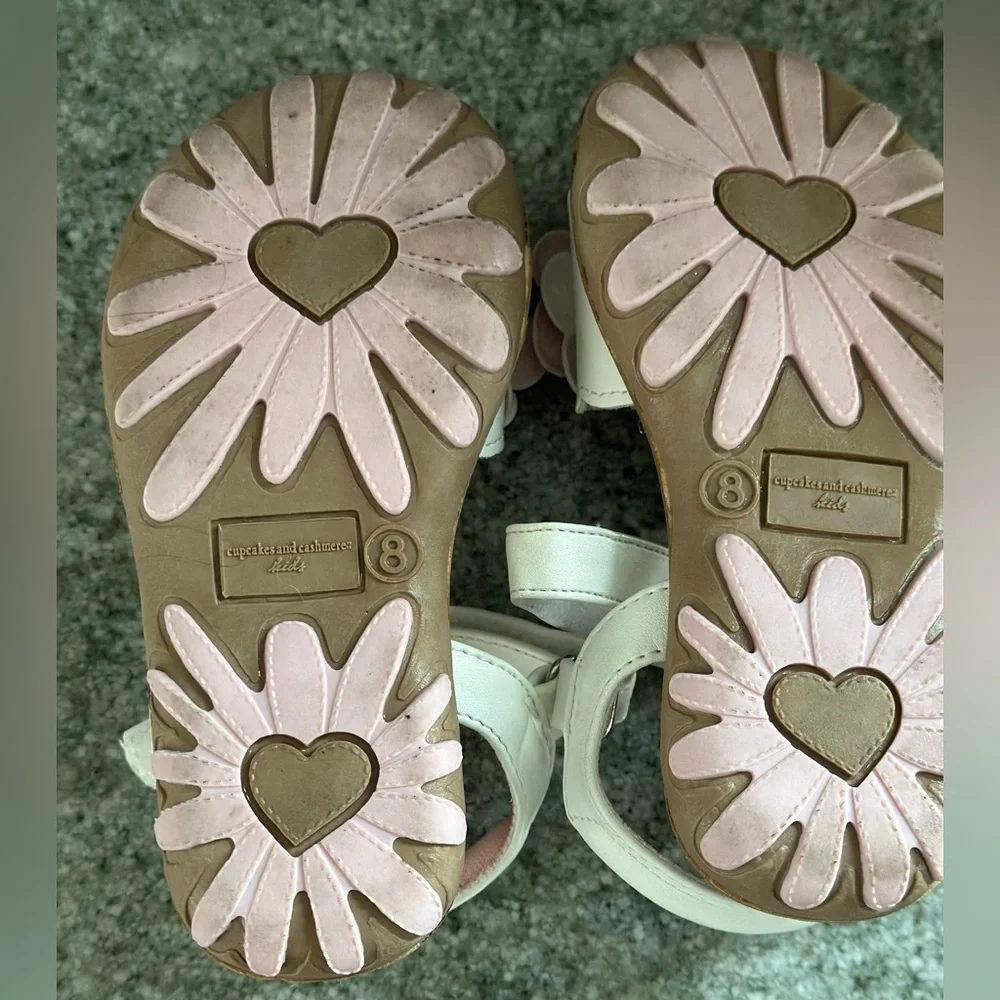 Cupcakes & Cashmere | flower sandals | size 8T